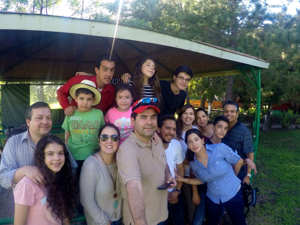 Familia reunida en los jardines de Paraíso Aventura