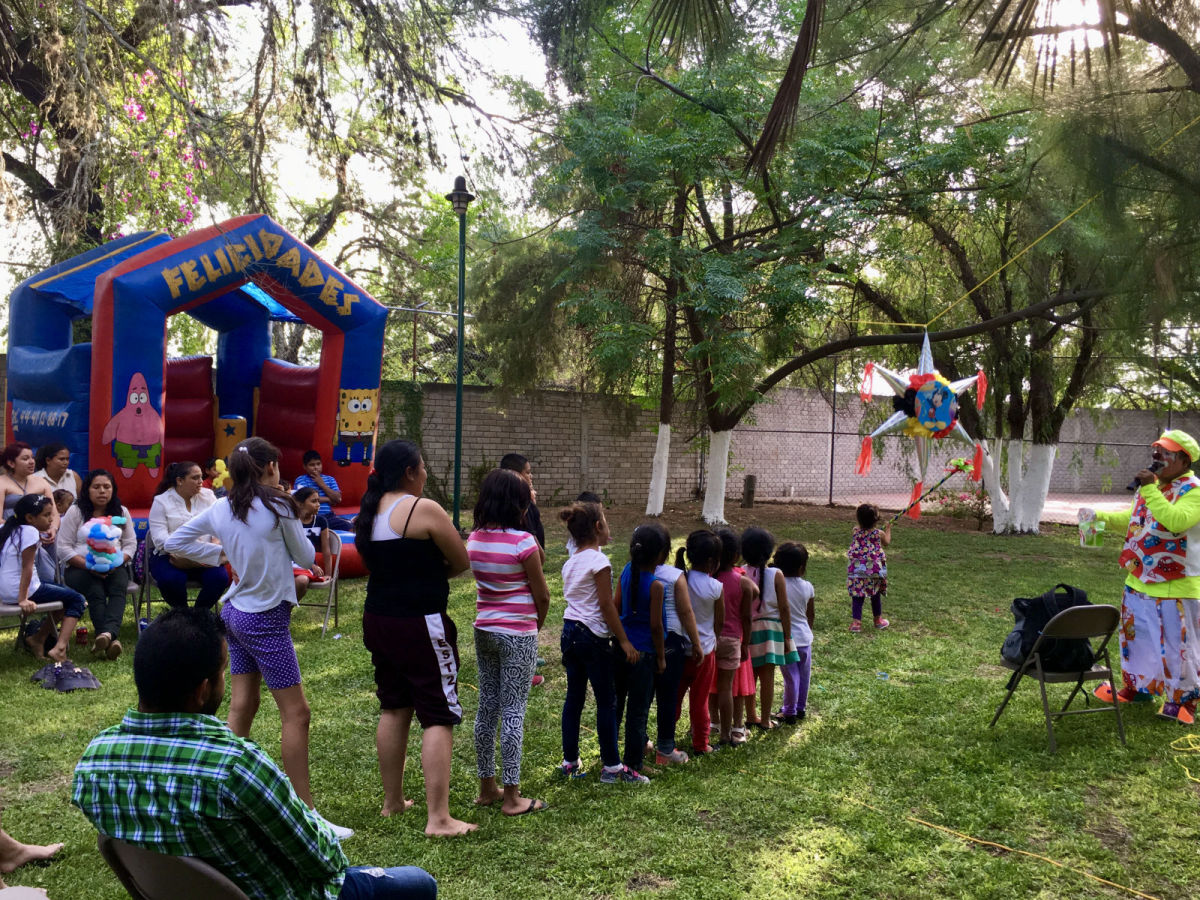 Niños jugando en un evento al aire libre